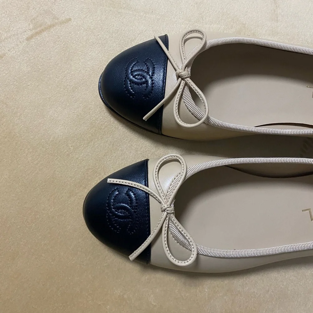 CHANEL Beige and Dark Black Flats with Bow - Picture 3 of 5